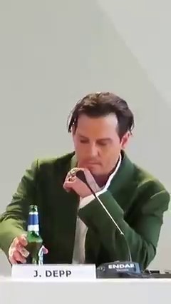 Dios mío, si Johnny supiera cuánto nos afecta que haga esto... 😍😍😍 ¡Buen lunes, gente! 😁😁 | A Johnny Depp fan. Not a bot.