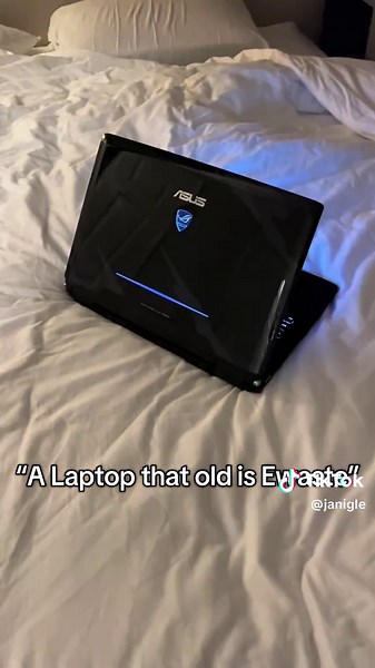 Imagine using windows 11 😭 2009 Asus ROG g60JX has -Nvidia GeForce gts 360 -intel core i5-430m -4gb ddr3 -upgraded 512gb ssd #pcgaming #techtok #laptop #anime #windows7 #pcbuild #frutigeraero