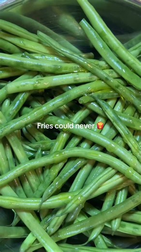 Garbanzo Goddess on Instagram: "Ever wondered how to make green beans so tasty they disappear in minutes? 😏 Air Fried Green Beans 🌱 Ingredients (2 servings) Fresh green beans, trimmed Olive oil Garlic powder Onion powder Salt + black pepper Red pepper flakes or smoked paprika Vegan Parmesan + lemon zest for topping Method: 1️⃣ Preheat air fryer to 390°F (or oven 425°F) 2️⃣ Pat beans completely dry—this is the crispy secret! 3️⃣ Toss with oil & spices until evenly coated 4️⃣ Cook: 🍃 Air Fryer: