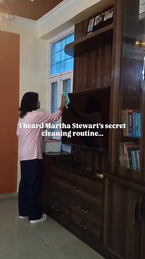 Want a home that always feel polished? Here's Martha Stewart's secret style cleaning routine in simple steps👉 1. Start with the entryway first: She believes the entrance sets the tone for the entire home. A clean entry = a calm mind 2. Always clean top to bottom: Dust, then wipe, then vaccum - in that order. No wasted effort, no re-cleaning. 3. Keep microfibre cloth for every room: So small messes never become big ones. Martha calls this "maintenance cleaning". 4. Make your bed lika a hotel dai