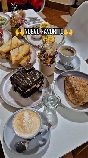 Merendando por Rosario on Instagram: "@narcisa.cafeteria 📍Lugar: Pellegrini 1641, Rosario SFe. Nuevo en el barrio, con mesas en la vereda bajo toldo y un salon alargado y no tan grande. Con producción propia de todos los productos. ☕Qué pedimos: - Combo toston palta + infusión $10600 - Combo Power:Tostado de campo + inf $12600 - Combo Dulcera: torta del dia + inf $12900 (Torta bombon: chocolate con relleno de chocolate y bonobon (apta veganos)) - Scon queso $6600 - Cookies $5300cu 🥑Celiaco: to