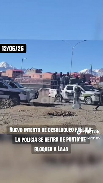 La Policía falla nuevamente en su intento de desbloquear. La tarde de hoy 12 de junio, un gran contingente policial intentó desbloquear la carretera que conecta Laja con Desaguadero. Intentaron ingresar a punta de gases y excesivo uso de la fuerza, pero fueron repelidos por los pobladores, quienes se mantuvieron firmes e hicieron escapar al gran contingente policial. #tiktokbolivia🇧🇴 #BloqueosBolivia #bolivia🇧🇴tiktok