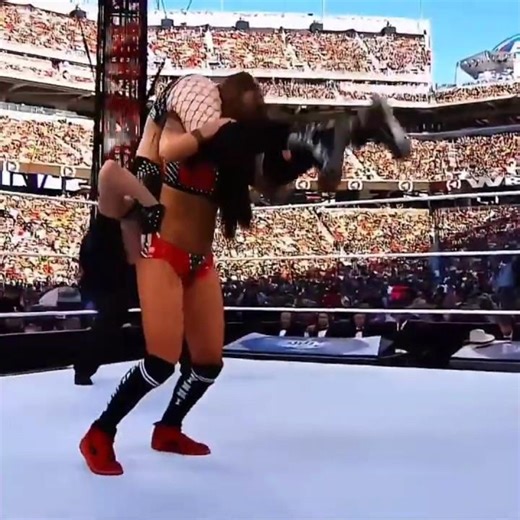 “Nikki Bella vs Charlotte Flair – Who’s the Real Queen? 👑”