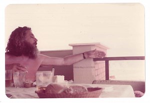 Η Νατάσα Παπαδοπούλου, σύντροφος του Πάνου Τζαβέλλα, αφηγείται τον ταραχώδη βίο του αντιστασιακού τραγουδοποιού | Το Κουτί της Πανδώρας