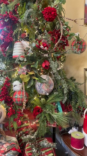 Love our natural Santa tree!! #christmas #christmastree #santatree #herecomessantaclaus #traditionalchristmas | Rose of Sharon