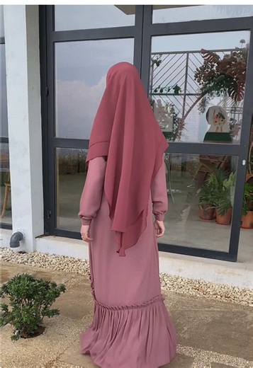 Today’s hijab fashion outfit ✨ Tebak nama hijabnya di komen! pRincess angkatan lama pasti tauu niii 🤩