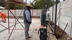 🏗️ Avances en la construcción de la multicancha en San José Chico 🏀 📶El alcalde de la comuna de Colbún, Pedro Pablo Muñoz Oses, supervisó los avances de la construcción de la multicancha en el sector de San José Chico. Esta obra es parte de un compromiso adquirido con la comunidad, que solicitó un espacio donde niños, jóvenes y familias puedan disfrutar de actividades recreativas y deportivas. Actualmente, las obras ya muestran un importante progreso, acercándose a su pronta finalización. | C