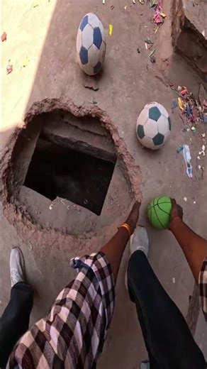 Itni saari Footballs Balloons#shorts#video#parkour #stunt #running#jump😮😧😁