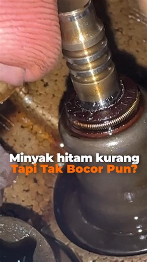 Minyak hitam selalu kurang tapi tak nampak leaking? Biasanya minyak tu dah terbakar dalam enjin tanpa kita sedar. Boleh jadi sebab enjin dah makan minyak hitam atau ada part dalam enjin yang dah mula haus. Jangan tunggu sampai minyak kering baru nak check. Elok check awal sebelum jadi masalah besar 🫡 📞: 6013-9555333 (Ah Wai) 📍 : KY Autoworks Services, 31-G Jalan Nautika C U20/C, Pusat Komersial TSB, Sungai Buloh, Petaling Jaya, Selangor, Malaysia #kyautoworks #autoworks #suspension #serviceca