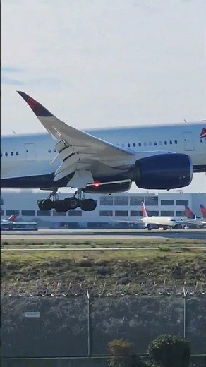 AIRBUS A350-900 DELTA AIRLINES SMOOTH LANDING AT LAX