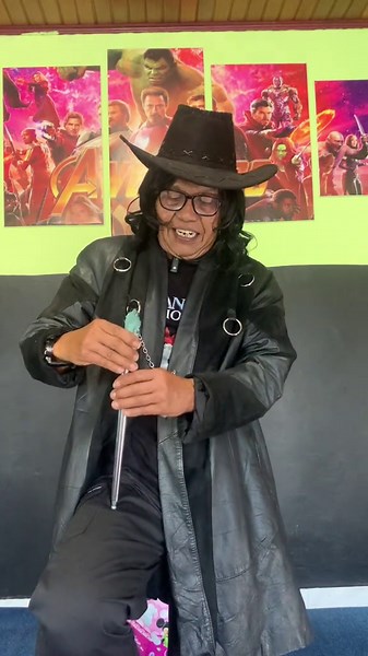 Trik Sulap Sederhana: Sapu Tangan Menjadi Tongkat