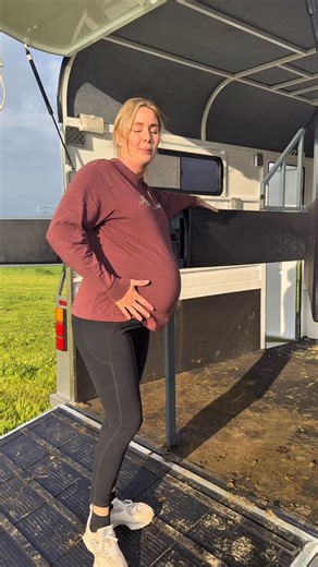 It’s crazy how fast life changes. Not that long ago I was walking into this same horse float with a belly full of dreams — and now I’m walking out with our baby girl in my arms. 🩷 The horses, the float, the smell of hay — it all feels the same… but I’m not. Motherhood changes you in the best kind of way. Here’s to the next chapter — same passion, even bigger purpose. 🐴👶✨ | Kristian & Georgia Frank