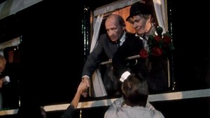 Wiosna 1969 r. Na poligonie wojskowym odbywają się ćwiczenia dla żołnierzy - studentów. Jest wśród nich Mietek, który z trudem znosi chamstwo i szykany przełożonych - dziś w serialu #Dom o 17:15 w TVP Seriale - Basia prosi Andrzeja, by wykorzystał dawną znajomość z płk. Poznańskim i wstawił się za wyrzuconym z pracy Łukaszem Zbrożnym. Niestety, Poznański jako Żyd z pochodzenia utracił wpływy i musi uciekać z Polski. | TVP Seriale