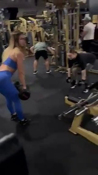 Amikor kint hideg van, bent forr a hangulat. 🔥 Egy jó közösségben az edzés nem csak edzés, ez terápia, energia, nevetés. Mert amikor a többiek hajtanak, te sem adod fel. Ősszel jöhet eső, szél, sötét… de a csapatban mindig süt a nap. 🌞 Gyertek, toljuk együtt! 💪🏋️ @fitbobyyteam #peakgym #workoutroutine #training #fitness #foryoupagе #nekedbe #foryou #getfit #tiktokfitness #fitlife #motivacio #personaltrainer #workoutmotivation #fyp #selfcare #youcandoit #happy #happylife #motivation #gym