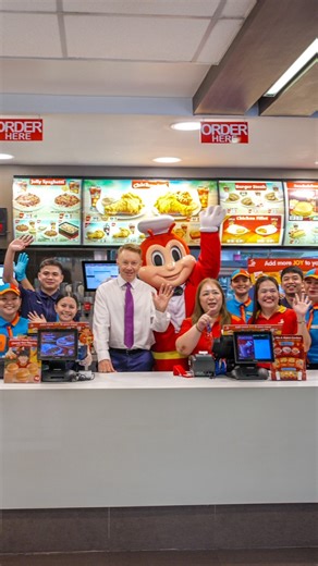 Bida ang saya as 🇦🇺 Ambassador Marc joined his Filipino colleagues for his first-ever langhap-sarap meal 🍗🍝🍔 at Jollibee! #AustraliaAndThePhilippines #BiyaheNiMarc | Australia in The Philippines