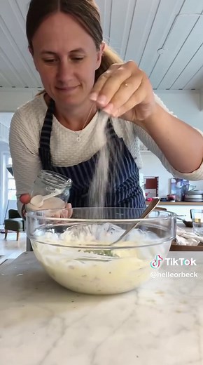 Potetsalat (3-4 porsjoner): 7-8 poteter (gjerne nypoteter) 3 store ss med rømme, creme fraiche eller naturell gresk yoghurt (ca. 1,5 dl til sammen) 3 ss majones 1 god ts hakket sylteagurk eller agurkmix 1 ss sitronsaft 1 liten neve hakket gressløk 1/2 finhakket rødløk (Det går også an å ha i 1/2 ts sukker hvis du vil ha bittelitt sødme) Salt og pepper Kok potetene møre i vann og la dem avkjøles. Jeg skrelte mine, men du trenger ikke å skrelle nypoteter. Del potetene i passe store biter. Bland sa
