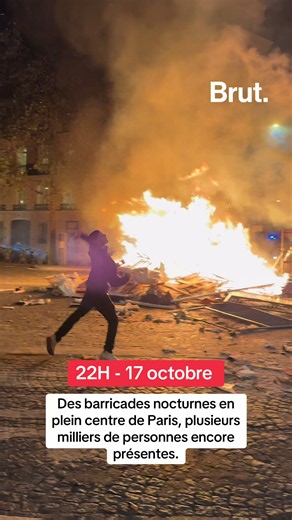Des barricades nocturnes en plein centre de Paris, plusieurs milliers de personnes encore présentes.