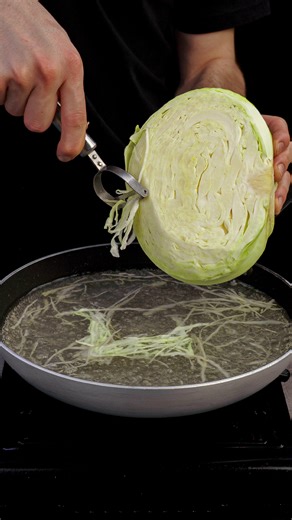 Schmackhaft.tv on Instagram: "Rätsel gelöst! So kocht man Kohl Zutaten Kohl: 500 g Zwiebel: 2 St Öl: 20 ml Pilze: 5 St Knoblauch: 5 g Salz: 2 g schwarzer Pfeffer: 2 g Mehl: 150 g Eier: 2 St Salz: 2 g schwarzer Pfeffer: 2 g süße Paprika: 2 g Chili-Flocken: 2 g Oregano: 3 g Öl: 20 ml süße Paprika: 2 g Soße Öl: 8 ml Mehl: 40 g Zusätzlich Butter: 50 g Knoblauch: 5 g rote Paprika: 1 St grüne Paprika: 1 St Kochsahne: 200 g schwarzer Pfeffer: 2 g Salz: 2 g Chili-Flocken: 2 g Käse: 100 g"