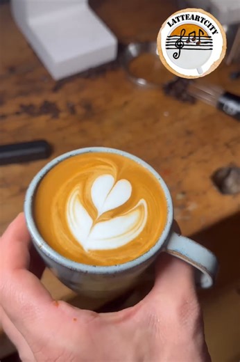 Elegante Latte Art auf einem Flat White