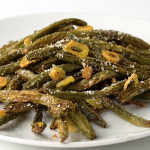 This super easy oven roasted green beans with garlic recipe only takes 30 minutes. The perfect healthy side dish for any night of the week. Printable Recipe: https://www.wholesomeyum.com/roasted-green-beans-recipe/ | Wholesome Yum - Easy Healthy Recipes