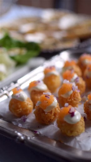 Helena Lyth on Instagram: "Inte kan man väl laga festlig mat i en tesil? Jo då! Och det blir så bra så! Den godaste lilla röstisnitten i form av små frasiga bollar. Det här måste du bara testa nu till nyår. Gilla och spara så du har det kvar till onsdag. Ingredienser: frityrolja 300 g potatis 1 krm salt crème fraiche rom (från löja, sik eller forell) finhackad rödlök Gör så här: Skala potatisen och riv den grovt. Bland potatisrivet med salt i en bunke och låt stå i 5 minuter så att potatisen mju