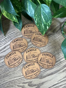 Dans les coulisses de la création 👀 Nos patchs en cuir prennent forme grâce à la précision du laser.⚡️Gravure, découpe, finition… et un rendu unique à chaque fois ! #patchpersonnalisé #gravurelaser #ateliercreatif #cuir #local #laser | Gravures Bois-Francs