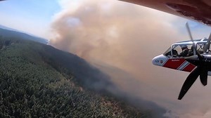 Amazing video here from the Caldor Fire as a OV-10D spotter plane locates hot spots and the best drop zones, and then guides in the bigger air tankers to drop fire retardant. This video is from the CAL FIRE Amador-El Dorado Unit. That's some skilled flying, hats off to all the firefighters out there, keep up the great work. #CALFIRE #Caldorfire KTVN Jeff Martinez | Adventures With Jeff Martinez