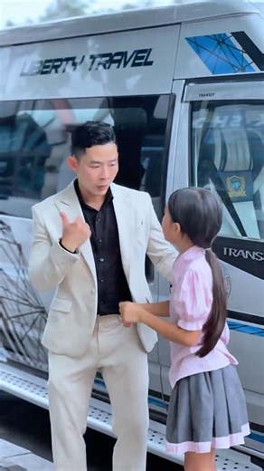 She Ran Straight to a Stranger… #ONEMAN #SilentSOS #Kindness #Humanity #Shorts