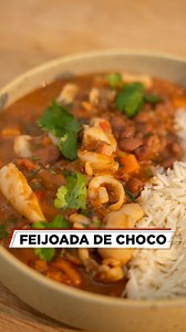 Feijoada de Choco! Bora fazer? 🤩 Hoje trago-vos uma receita tradicional portuguesa para vos aconchegar o estômago! É tão fácil de fazer e fica deliciosa… Experimentem! 🤩 Ingredientes: - 1 Malagueta - 1 Cenoura - 1 Tomate - 1/4 de Chouriço - 1/4 de Pimento Vermelho - 1 Cebola - Talos de Coentros - Azeite qb - Manteiga qb - 3 folhas de Louro - 1 c. de sopa de Pasta de Alho - 1 embalagem de Polpa de Tomate - 1 copo de Vinho Branco - Chocos - 1 lata de Feijão Manteiga - Sal qb - Arroz para Acompan