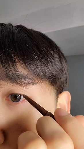 Natural Eyeliner Tutorial for a No Makeup Look