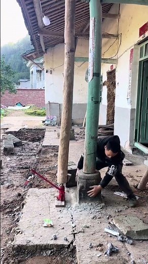 Traditional Technique for Replacing Support Columns in Tiled-Roof Houses