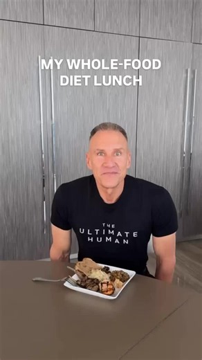 I skipped breakfast this morning because I had an incredible podcast guest and ended up getting out of the hyperbaric chamber later than I planned 😂 So lunch was wild-caught salmon, grass-fed lamb, sourdough with grass-fed butter, lentils and sauerkraut. I’ve been trying to be more intentional lately about getting more fiber and fermented foods into my diet, so this has been an easy way to do it. Curious what everyone else is eating… what’s been your go-to lunch lately? 👇🏻