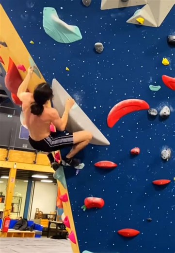 Ce bloc m’a vraiment bloqué, bien plus dur que prévu 💥 Technique, force et précision sont indispensables pour passer ce bloc intense. Si tu as des conseilles n’hésites pas à partager dans les com ! 🫵🏻 #Escalade #Bloc #Climbing #bouldering