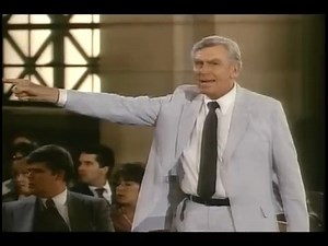 ¿Te acuerdas de ‘Matlock‘? Se trata de una serie estadounidense emitida inicialmente entre 1986 y 1992. La serie tenía una premisa y una fórmula muy sencilla. Ben Matlock era un abogado defensor de Atlanta, con una hija, que casi siempre defendía casos de asesinato y que en el juicio se proponía lanzar una duda razonable sobre la posible culpabilidad de su cliente, de tal modo que el jurado lo absolviera. Por supuesto, eso se traducía en que él y su investigador privado siempre acababan descubri