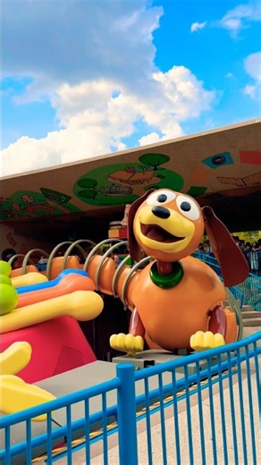 A little bit of Slinky Dog Zig Zag Spin ✨🐶✨ Fun for all the family at Disneyland Paris ✨ #disney