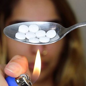 DIY Acne mask using Aspirin __________________ -Ingredients for oily, acne prone skin: Aspirin and Apple cider Vinegar or water if you have sensitive skin. -Ingredients for dry/combination skin: Honey or yogurt with Aspirin (you will need to crush the Aspirin or dissolve in water) _________________ Instructions: -Simply let the Aspirin dissolve in water or Apple Cider Vinegar. -Apply it to your face, you can apply it all over or use it as a spot treatment. -Let it dry and wash it off at 2-3 minu