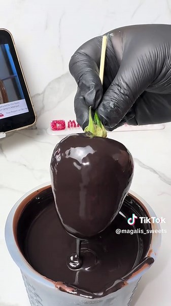 Black chocolate 101☝🏽🤓🖤#magalissweets #treatmaker #chocolatecoveredstrawberries #ghirardelli #colourmill #oilbasefoodcolor #chefmaster #merckenschocolate #treats #smallbusiness #blackchocolate #fresasconchocolate #fyp #milkchocolate #chocolatenegro #chocolatefoodcoloring #walmart