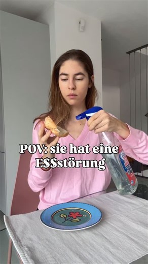 CLARA STOCKER 🌻mental health❤️‍🩹 on Instagram: "Essen ungenießbar machen. Ein Klassiker mit einer Essstörung. Man sprüht Putzmittel auf ein Essen oder macht es nass. Egal was, Hauptsache es wird dadurch ungenießbar. Hauptsache der Drang, es später zu essen oder zu bingen, ist weg, weil es ungenießbar geworden ist. Quasi als Schutzfunktion vor sich selbst, wenn man den ganzen Tag hungert, Essen zu Hause hortet und Angst hat, es später doch zu essen. Wenn du das kennst, dann bitte beachte, das i