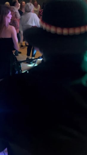 „Bida w kraju“ Auravox Live 🎙️ „Bida w kraju“ - Ein Cover von Kordian, aufgeführt von Auravox Live bei unserer letzten Veranstaltung, in einer magischen Atmosphäre im Stil der polnischen Górale. 🎉Schon am kommenden Samstag laden wir euch nach Verl zu den Andrzejki ein, wo euch neben goralischer Musik auch Hits aus den 70ern, 80ern und aktuelle Chartbreaker erwarten. Wir teilen dieses Video und die besondere Stimmung mit euch und wünschen einen schönen Abend und viel Freude beim Anschauen - bis