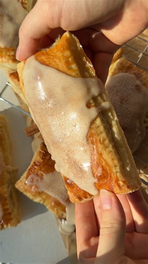 These Puff Pastry Apple Pop-Tarts with Honey Glaze bring together flaky layers, warm SugarBee® apple filling, and a golden drizzle of honey on top. Perfect for cozy mornings 🕯️ or a fall dessert 🍂🥧 that wows. 🍎🍯 Thank you to Emma ️ for the beautiful recipe. 🔗 https://bit.ly/3IuHlMa | SugarBee Apple