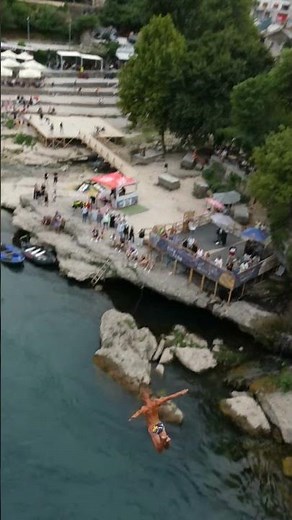 "Jump from the Mostar bridge – skok ze starego mostu w Mostarze". Bośnia i Hercegowina.