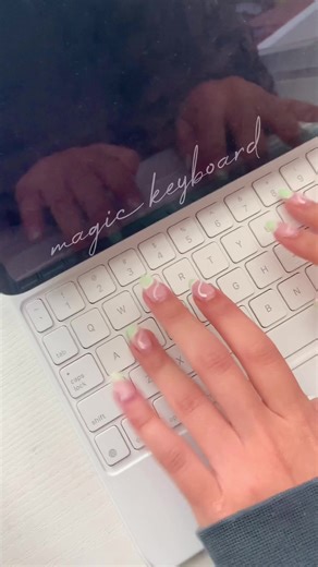 i ended up returning this 😅 i cant open the case enough to write notes with my pencil 😔 #appleunboxing #magickeyboard #keyboardunboxing