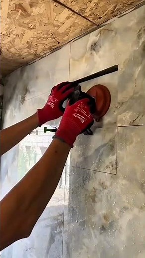 Using a water saw machine to cut ceramic tiles without noise and minimal dust from the remaining