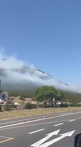 Brand in Mount Pleasant Hermanus, oppad Whalecoast Mall toe. Vermy asb die paaie sodat die brandbestryders die brand vinniger kan bestry voor dit verder versprei. | Huis Lettie Theron