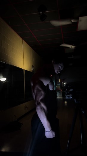 why’s batman flexing in my video? #gym#fyp#motivation