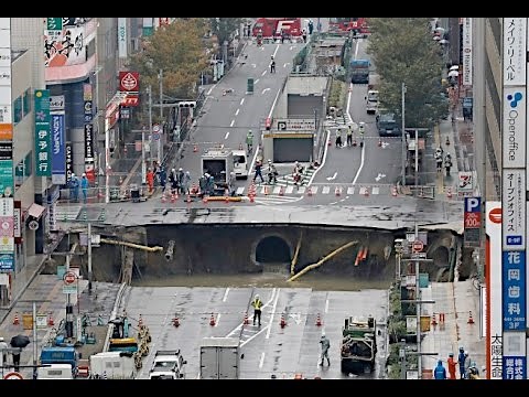 博多駅前で道路陥没＝福岡
