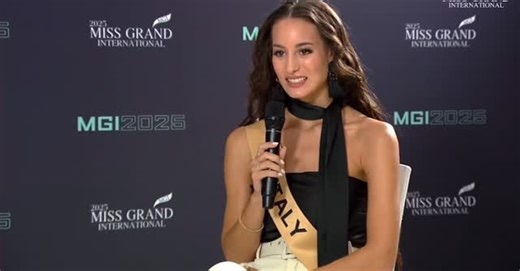 MISS GRAND INTERNATIONAL ITALY on Instagram: "✨ Elisa Crocchianti – Miss Grand Italy 2025 ✨ ha affrontato con eleganza, grinta e intelligenza il temuto Code Door Interview di Miss Grand International 2025 💛 Un momento chiave del concorso, dove ogni candidata mostra non solo la propria bellezza, ma anche personalità, sicurezza e capacità di comunicare i valori di Stop the War and Violence 🌍 Elisa ha saputo distinguersi con il suo sorriso sincero e la sua autenticità, rappresentando l’Italia con