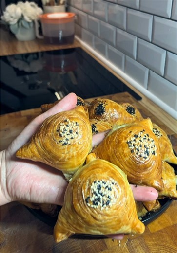 Самбусаи кадугӣ ва пудинагӣ 😁 Секрети хушру омадани самбуса 😉 Тарзи гирифтани зуволаи самбуса, як видео пеш ҳаст⛔️ Маҳсулот барои кадугӣ; Каду 1 кг Пиез 2 дона Равғани растанӣ 2-3 қошуқ Намак, мурҷ, тухми гашнич, зира Маҳсулот барои пудинагӣ: Пудина 200 г Пиез 2 дона Равғани растанӣ 1-2 қошуқ Намак, мурҷ Дар болои самбуса тухм, кунжут сиеҳдона Дар дараҷаи 220 ҳарорат мепазем, вобаста аз ҳарорати духовка☺️ #рецепт #тикток #самса #тесто #топ