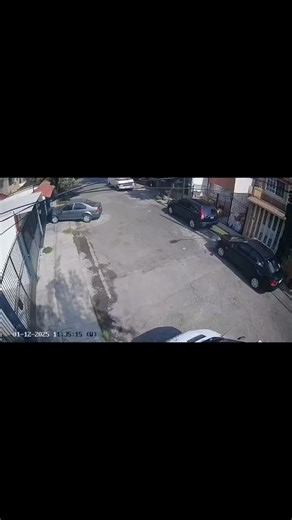 #VIRAL 🚑🚨 USAN AMBULANCIA DEL IMSS-BIENESTAR COMO FLETE | PRECAUCIÓN Un video que circula en redes muestra cómo una ambulancia del IMSS Bienestar es utilizada para transportar loseta y material de construcción en Cuautitlán Izcalli, hecho que ha generado indignación y cuestionamientos al uso de recursos públicos. 🎥: Zona Cero #Izcalli #IMSS | ÁO Digital