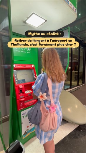 On m’a souvent dit : “Surtout, ne retire jamais d’argent à l’aéroport, c’est hors de prix !” Alors… mythe ou réalité ? 🤔 ➡️ En Thaïlande, la plupart des distributeurs (même hors aéroport) prennent des frais fixes d’environ 220 à 250 THB par retrait, peu importe le montant. Ce qui veut dire que ce n’est pas toujours plus cher à l’aéroport, surtout si tu retires une grosse somme d’un coup 💸 ✨ Mon conseil de Travel Planner : Retire directement à ton arrivée si tu veux éviter le stress de chercher